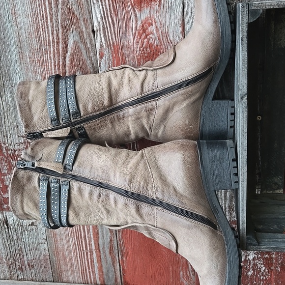 Stylish Tan Mjus Boots with Black Accents - Picture 2 of 9